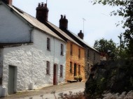 Looking uphill towards 2 Penrhiw. Photo by Under the Thatch