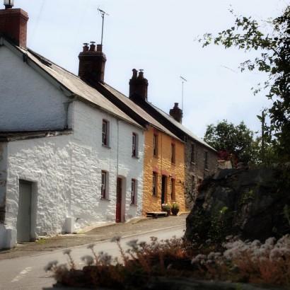 Looking uphill towards 2 Penrhiw. Photo by Under the Thatch